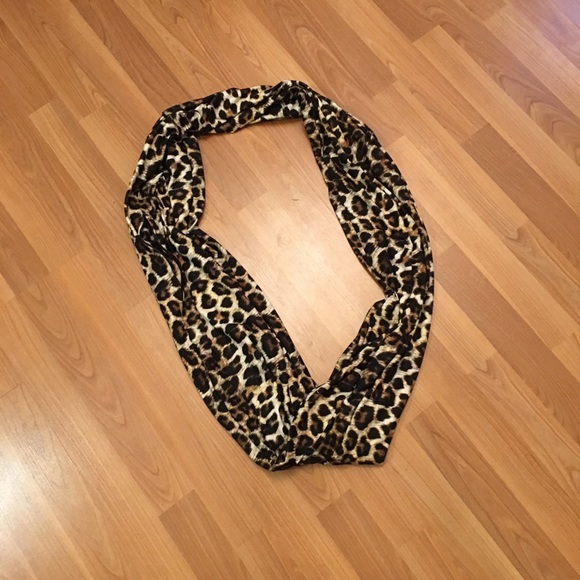 ✨Leopard print travel infinity scarf with zipper - Picture 4 of 4
